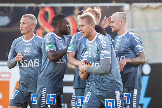 Brages Anton Lundin jublar med lagkamrater efter sitt tredje mål till 1-3