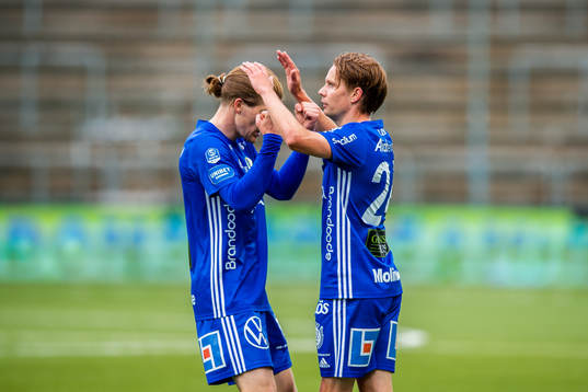 Sundsvalls Johan Blomberg (h) jublar med Oliver Berg efter 1-1