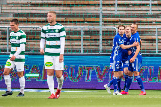 Sundsvalls Oliver Berg jublar med lagkamrater efter 3-1