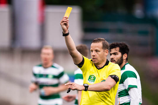 Domare Johan Krantz visar ett gult kort till Sundsvalls