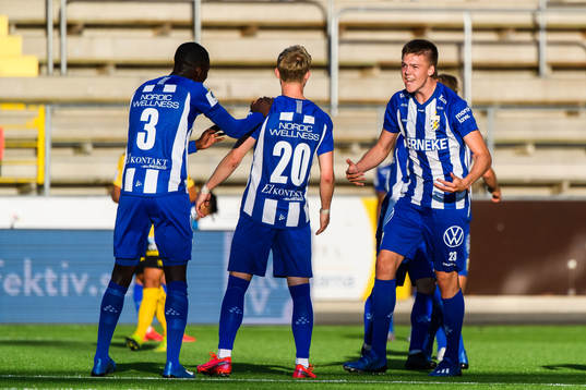 IFK Göteborgs Emil Holm jublar med lagkamrater