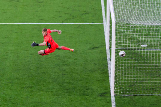 Bollen går i mål till 0-1 bakom Elfsborgs målvakt Tim