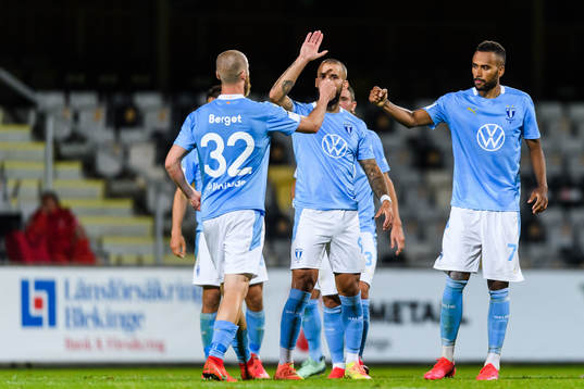 Malmö FFs Jo Inge Berget jublar med Guillermo Molins och Isaac Kiese Thelin
