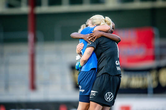 Eskilstunas målvakt Emelie Lundberg, Matilda Plan och Sonia Okobi jublar