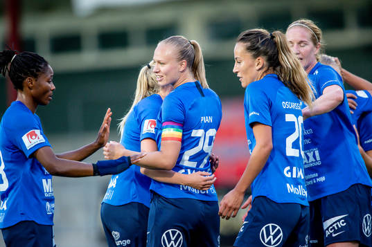 Eskilstunas Matilda Plan jublar med lagkamraterna