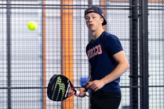 Frölundas Lucas Raymond spelar padel