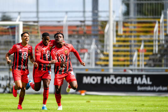 Östersunds Marco Weymans  och Isak Ssewankambo jublar med Jordan Attah Kadiri  efter 0-1