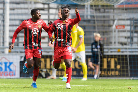 Östersunds Marco Weymans och Jordan Attah Kadiri  jublar