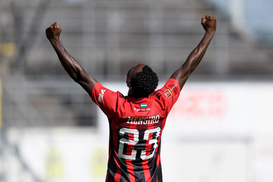 Östersunds Sam Mensiro jublar