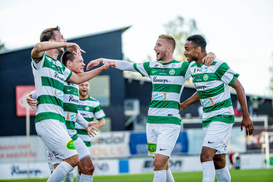 Jubel efter att Västerås Douglas Karlberg gjort 2-1. Västerås Jonas Hellgren, Filip Almström Tähti , Kevin Custovic och Brian Span 
