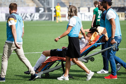 Örebros Erik Björndahl lämnar planen på bår