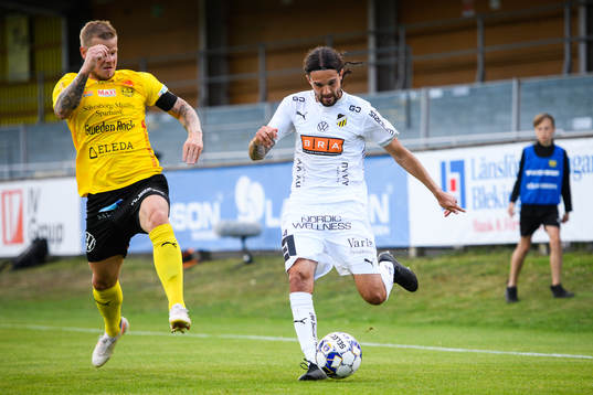 Mjällbys David Löfquist och Häckens Leonard Zuta