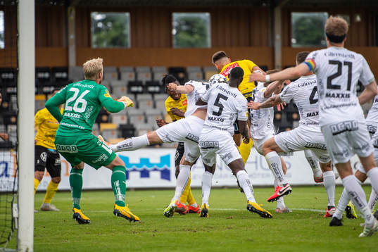 stökigt framför Häckens målvakt Peter Abrahamsson