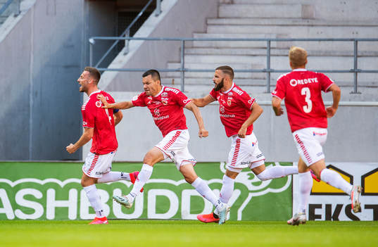 Kalmars Fidan Aliti jublar efter 1-0 med Emin Nouri, Filip Sachpekidis och Sebastian Ring