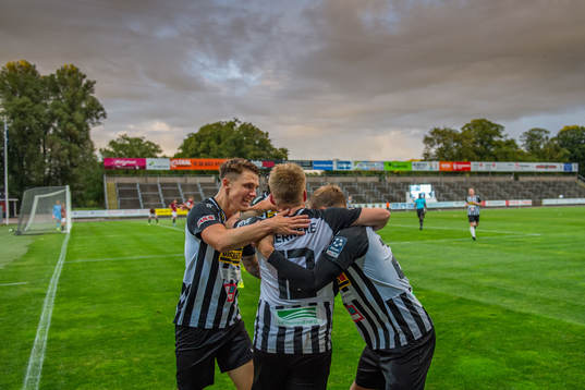 Landskronas Niklas Nielsen jublar med Hampus Ferhm och Jonathan Asp jublar efter sitt 1-0 mål
