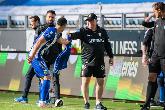 IFK Göteborgs Giorgi Kharaishvili springer och hämtar en