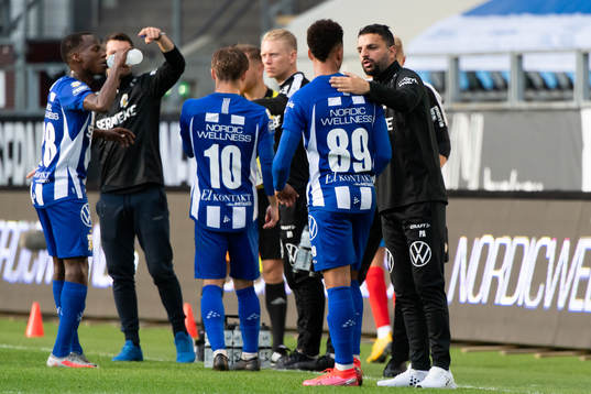 IFK Göteborgs Tobias Sana och tränare Poya Asbaghi pratar