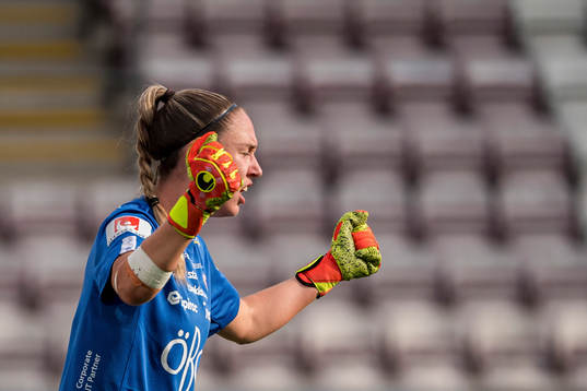 Örebros målvakt Moa Öhman jublar