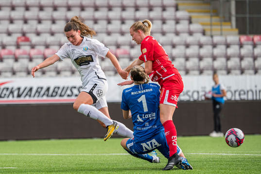 Göteborgs Pauline Hammarlund mot Örebros målvakt Moa