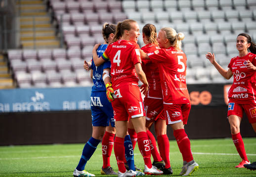 Örebros Frida Abrahamsson jublar med målvakt Moa Öhman efter räddad straff