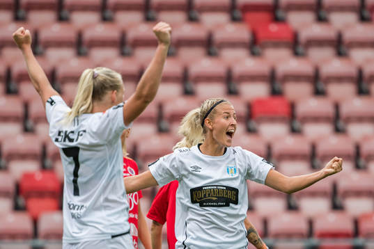Göteborgs Stina Blackstenius och Emma Kullberg jublar