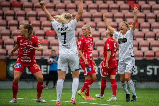 Göteborgs Stina Blackstenius och Emma Kullberg jublar