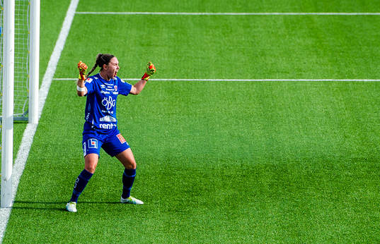 Örebros målvakt Moa Öhman jublar
