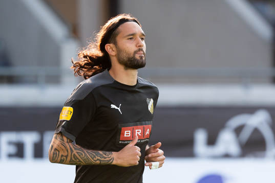 Häckens Leonard Zuta värmer upp innan fotbollsmatchen i