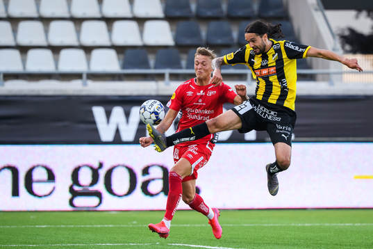 Elfsborgs Jesper Karlsson och Häckens Leonard Zuta