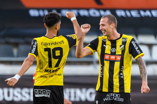 Häckens Daleho Irandust och Gustaf Nilsson jublar efter 5-0