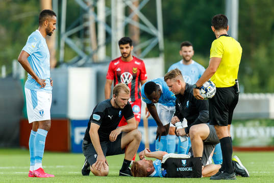 Malmö FFs Anders Christiansen har ont och får vård
