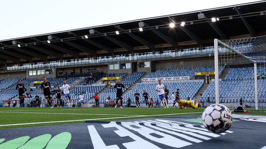 Skott utanför Örebros mål och bollen krossar strax
