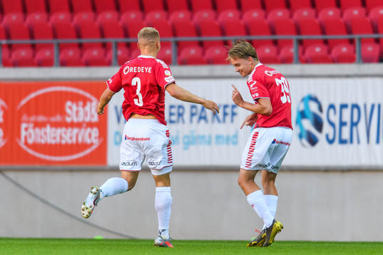 Kalmars Isak Magnusson jublar med Sebastian Ring efter 1-0