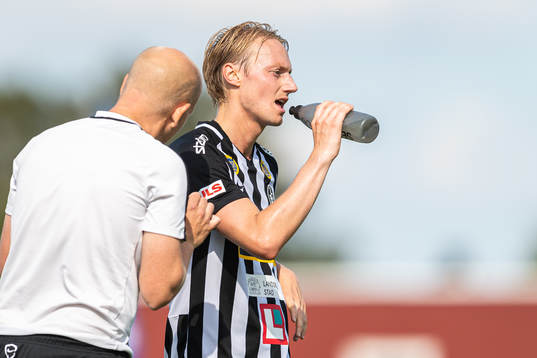 Landskronas tränare Billy Magnusson ger instruktioner till