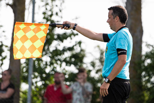 Assisterande domare Magnus Blennersjö ger tecknet för