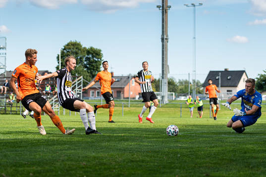 Torns Tobias Karlsson mot Landskronas Måns Ekvall och