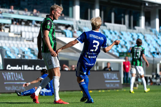 GAIS Carl Elfgren Nyström i en situation med Umeås Jens