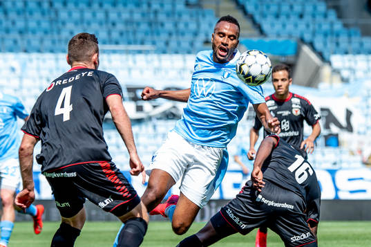 Malmö FFs Isaac Kiese Thelin mot Kalmars Fidan Aliti och