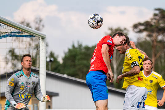 Helsingborgs Adam Eriksson i en nickduell med Falkenbergs