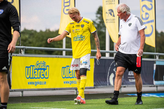 Falkenbergs Jacob Ericsson lämnas planen skadad