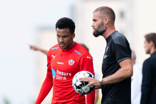 Helsingborgs Martin Olsson pratar med tränare Olof Mellberg