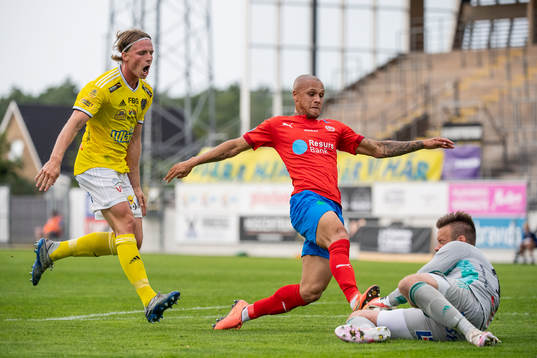 Falkenbergs Carl Johansson och målvakt Viktor Norling mot