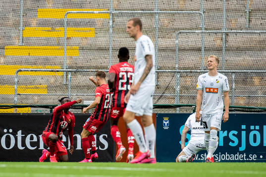Östersunds Jordan Attah Kadiri  och Felix Hörberg jublar efter 1-0