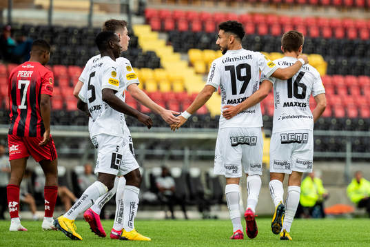 Häckens Leo Bengtsson (h) jublar tillsammans med Patrik Wålemark, Godswill Ekpolo och Daleho Irandust  efter 1-1