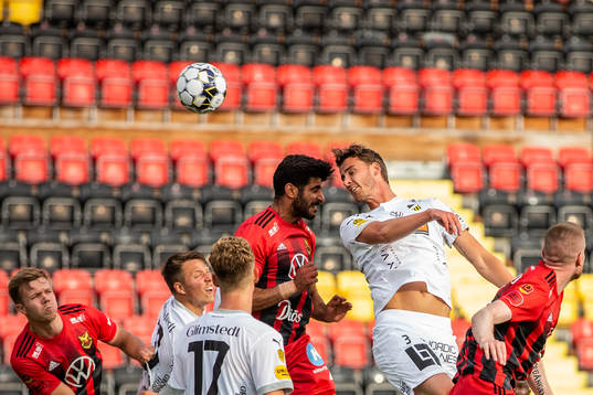 Östersunds Rewan Amin och Häckens Johan Hammar
