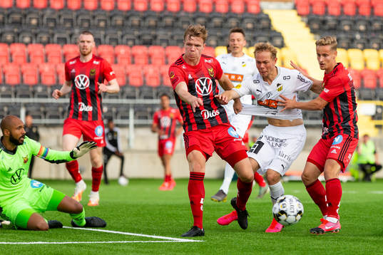 Östersunds Eirik Haugan och Henrik Bellman i kamp med Häckens Adam Andersson
