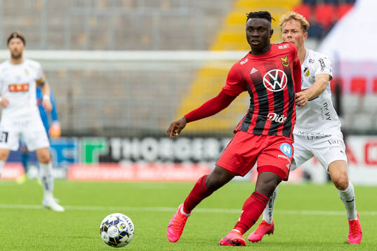 Östersunds Jordan Attah Kadiri  i kamp med Häckens Adam Andersson
