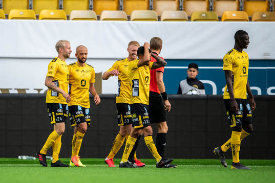 Elfsborgs Johan Larsson jublar med lagkamrater efter ett självmål av Djurgårdens Jacob Une Larsson till 1-0