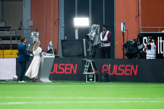 Dplays studio vid sidan av planen