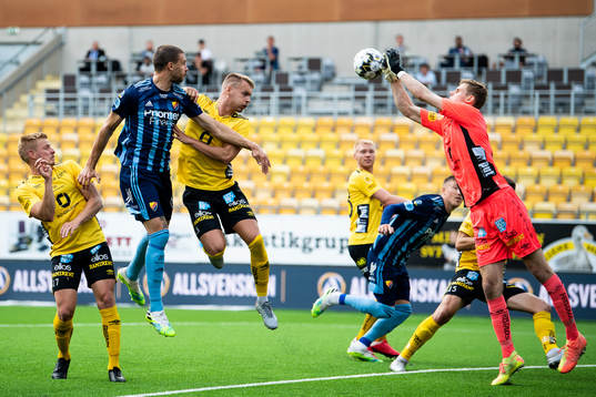 Djurgårdens Erik Berg i kamp md Elfsborgs Per Frick,
